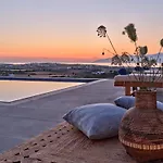 Luxurious Pactia Amazing Pool